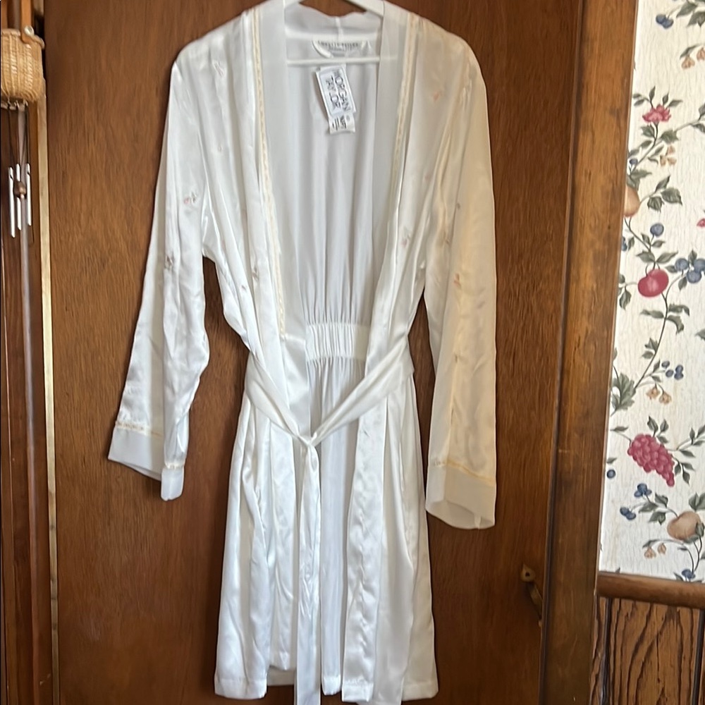 Morgan Taylor White Floral Robe - Picture 7 of 8